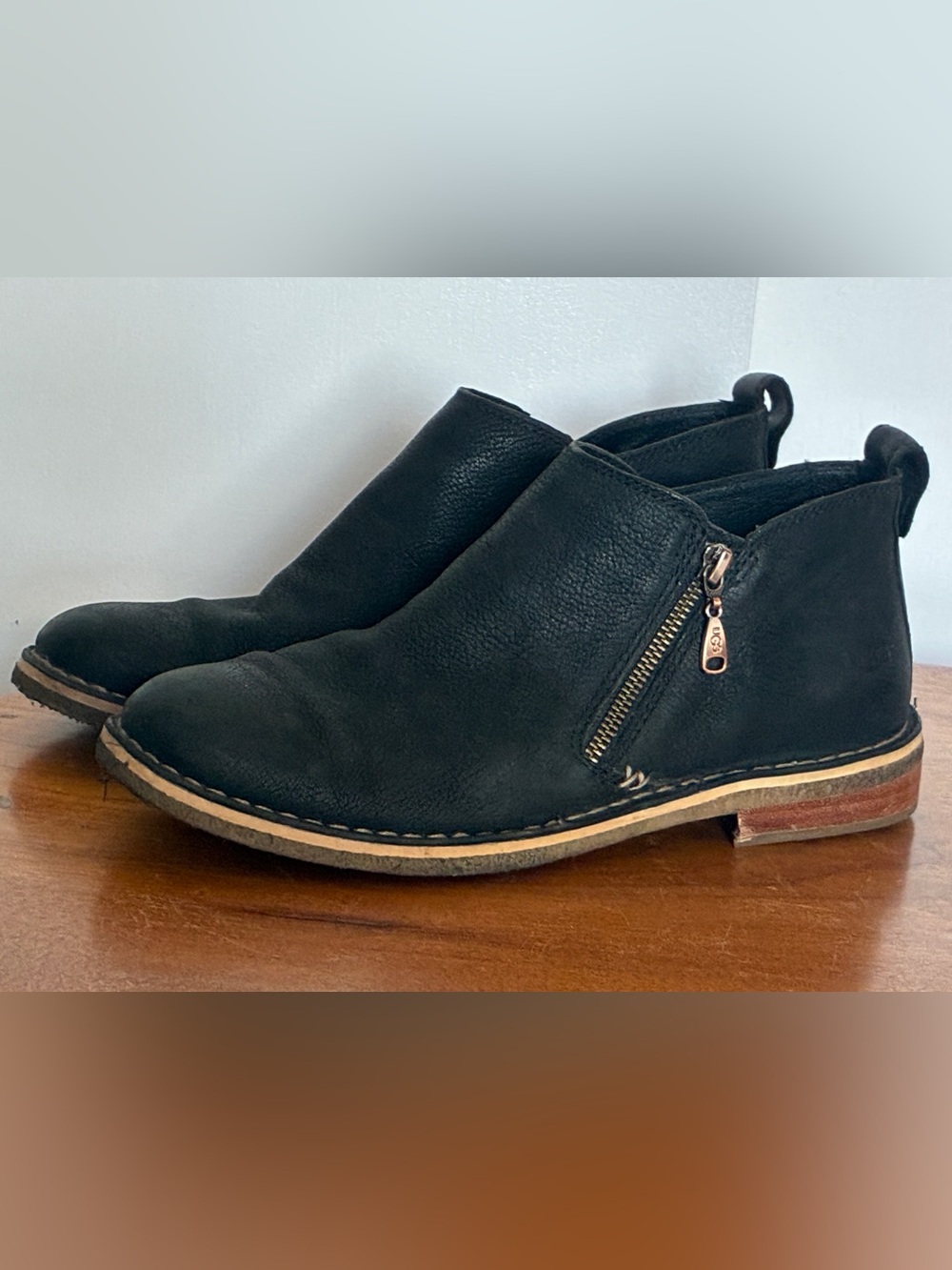 UGG Clementine Black Leather Side Zip Ankle Boots Shearling Insole Size 9.5